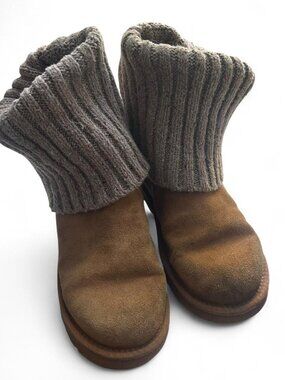 UGG Cambridge boots in a chestnut suede color featuring a prominent gray knit